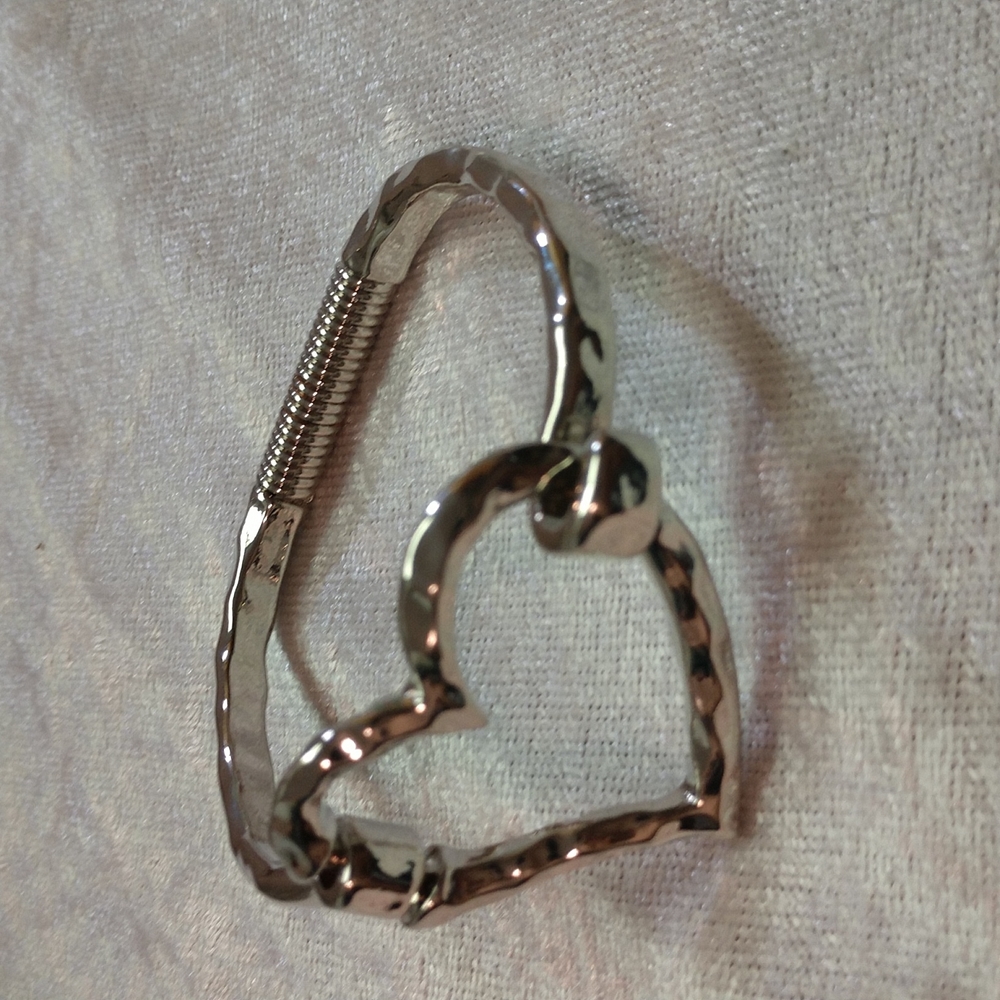 Bracelet Heart Hinged Hammered Silver-tone Boho Romantic